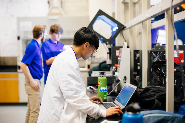 Mechanical engineering students working in a UCR engineering makerspace
